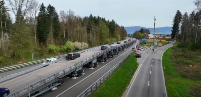 스위스의 한 도로에 이동식 교량인 ‘아스트라 브리지’가 설치돼 시험 운영 중이다. 도로 보수공사장 위에 지붕처럼 씌워 차량 통행을 기존처럼 유지할 수 있다. 스위스 연방정부 도로청 제공