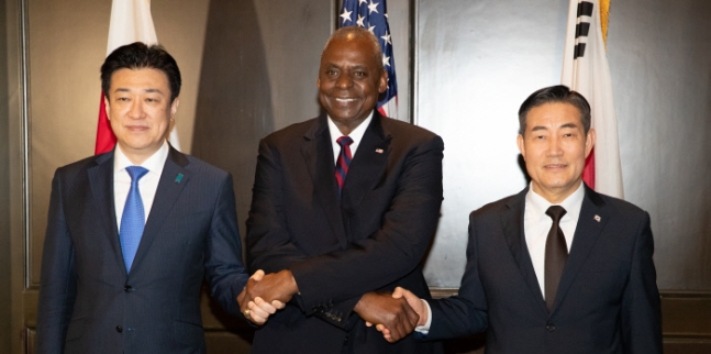 제21차 아시아 안보회의에 참석 중인 신원식 국방부 장관(오른쪽)이 2일(현지시간) 싱가포르 샹그릴라 호텔에서 한·미·일 국방장관 회담에 앞서 로이드 오스틴 미국 국방장관(가운데), 기하라 미노루 일본 방위상과 기념