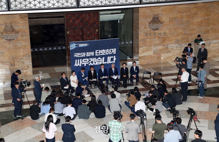 대표실을 화장실 앞에?···<b>조국혁신당</b>이 로텐더홀에서 최고위원회의를 연 이...