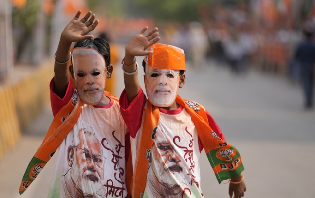 지난달 13일 인도 바라나시에서 인도국민당(BJP) 지지자들이 나렌드라 모디 인도 총리의 얼굴이 인쇄된 가면을 쓰고 손을 흔들고 있다. AP연합뉴스
