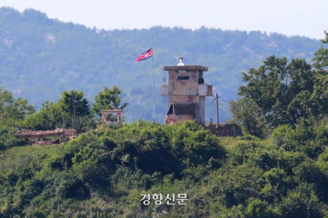 정부가 북한의 오물 풍선 살포 등의 도발에 대응해 대북 확성기 방송 재개를 검토 중인 가운데 3일 북한군 초소에서 북한군인이 경계근무를 서고 있다. 조태형 기자