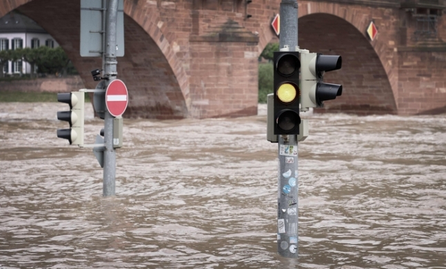 홍수가 내린 3일(현지시간) 독일 남서부 하이델베르크의 네카어 강이 불어나 있다. AFP연합뉴스