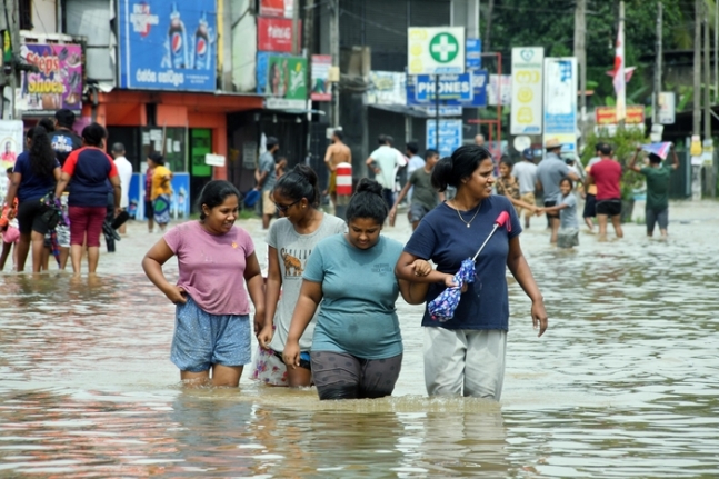 스리랑카 수도 콜롬보에 폭우가 쏟아진 3일(현지시간) 시민들이 물에 잠긴 도로를 걸어가고 있다. 신화연합뉴스