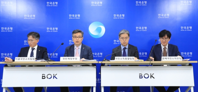 최정태 한국은행 경제통계국 국민계정부장(왼쪽에서 두번째)이 5일 서울 중구 한국은행에서 2024년 1/4분기 국민소득(잠정) 및 국민계정 2020년 기준년 1차 개편 결과 설명회가 열리고 있다. 왼쪽부터 이인규 한국