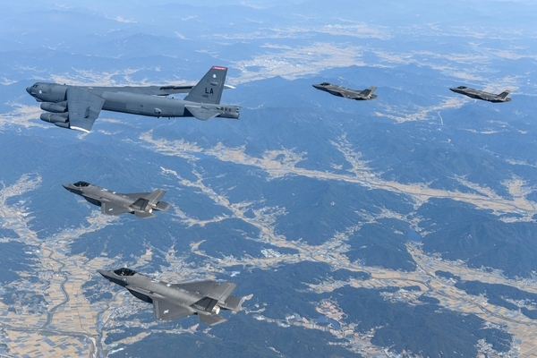 2023년 10월 17일 미국 공군의 B-52H 전략폭격기와 한국 공군의 F-35A 전투기들이 한반도 상공에서 한·미 연합공중훈련을 실시하고 있다. 공군 제공