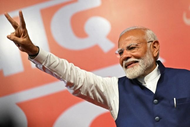 나렌드라 모디 인도 총리가 지난 4일 뉴델리 인도국민당(BJP) 당사에서 총선 승리를 축하하는 의미로 승리의 ‘V’ 자를 그리고 있다.  AFP연합뉴스