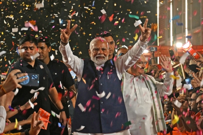 나렌드라 모디 인도 총리가 4일(현지시간) 뉴델리에서 손가락으로 승리를 상징하는 ‘V’를 그리고 있다. AFP연합뉴스