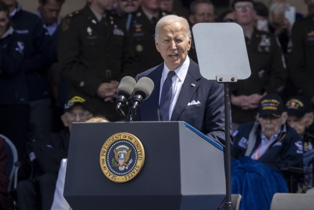조 바이든 미국 대통령이 6일(현지시간) 프랑스 콜빌쉬르메르 미군 묘지에서 열린 노르망디 상륙작전 80주년 기념식에 참석해 연설하고 있다. EPA연합뉴스