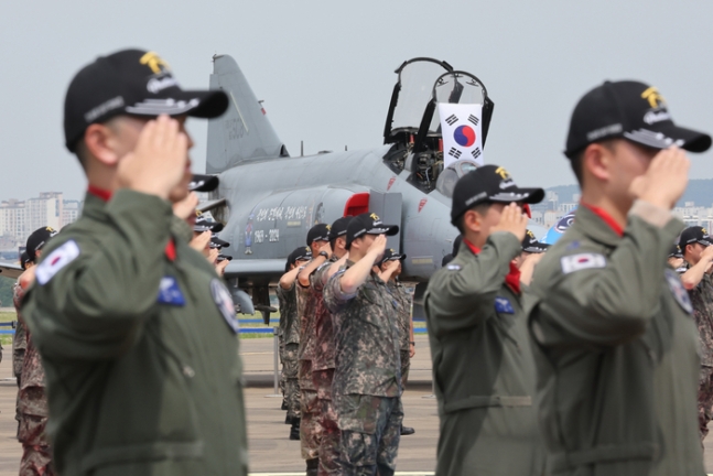 7일 경기도 수원시 공군10전투비행단에서 열린 F-4 팬텀(Phantom) 퇴역식에서 조종사들을 비롯한 창병들이 국기에 대한 경례를 하고 있다. 사진공동취재단