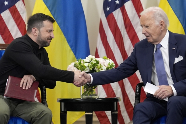 조 바이든 미국 대통령이 7일(현지시간) 볼로디미르 젤렌스키 우크라이나 대통령과 회담하며 악수를 하고 있다. AP연합뉴스
