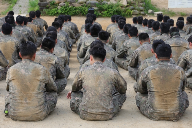 지난 5월23일 경기 연천군에서 실시된 육군 5포병여단 유격훈련에서 체조를 마친 장병들의 전투복이 흙먼지로 덮여 있다. 연합뉴스