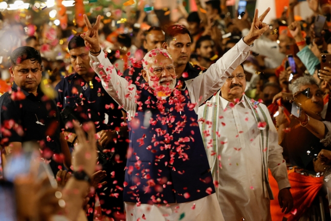나렌드라 모디 인도 총리가 4일(현지시간) 수도 뉴델리에 있는 선거 사무소에 도착해 선거 승리를 축하하고 있다. 로이터연합뉴스
