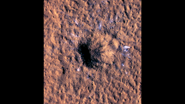 2021년 12월24일 화성에 떨어진 소행성이 만든 충돌구. 당시 화성에서 규모 4의 지진이 발생했다. 미국 항공우주국(NASA) 제공