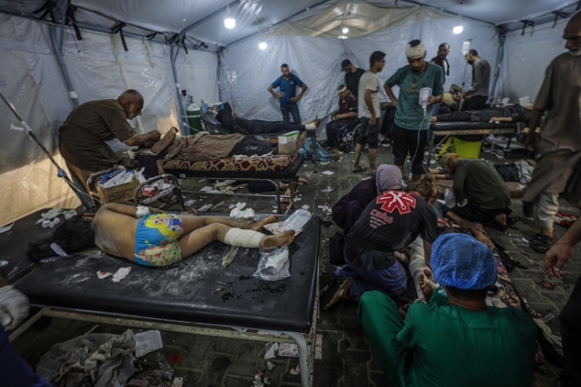 8일(현지시간) 이스라엘군의 인질 구출 작전으로 부상을 입은 팔레스타인 주민들이 인근  알아우다 병원으로 이송돼 치료를 받고 있다. 병상이 부족해 일부 환자들은 간이 천막 내 바닥에서 치료를 받았다. 이날 작전으로 