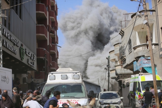 이스라엘군이 가자지구 중부 누세라이트난민촌에서 인질 구출 작전을 벌인 8일(현지시간) 난민촌 거리에 폭격으로 인한 연기가 피어오르고 있다. 신화연합뉴스