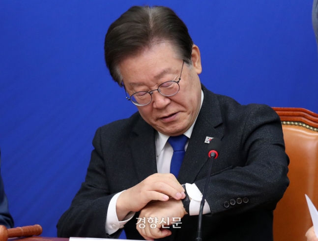 이재명 더불어민주당 대표가 지난 7일 국회에서 열린 원내대책회의에서 손목시계를 보고 있다. 박민규 선임기자