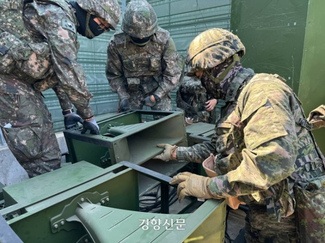 국군심리전단 장병들이 지난 주 대북방송 실시를 대비한 훈련에서 고정용 확성기를 조립하고 있다. 합동참모본부 제공