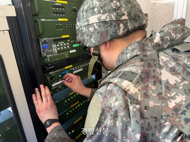 국군심리전단 장병이 지난 주 대북방송 실시를 대비한 훈련에서 관련 장비를 살피고 있다. 합동참모본부 제공