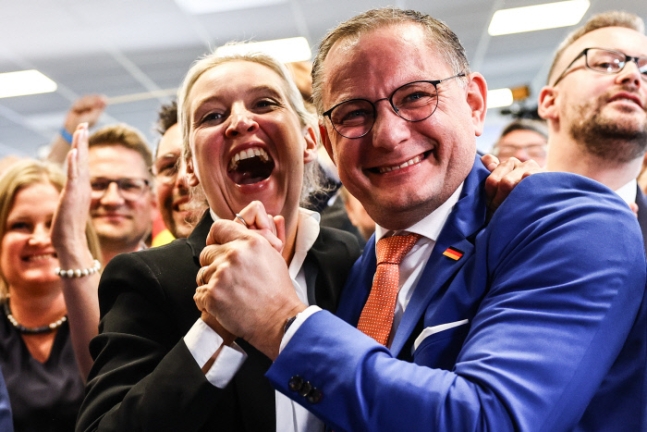 집권 사회민주당을 제3당으로 밀어내고 제2당이 된 독일 극우 정당 ‘독일을 위한 대안(AfD)’의 티노 크루팔라 공동대표(오른쪽)와 앨리스 바이델 부대표가 같은 날 베를린에서 승리를 자축하고 있다. EPA연합뉴스