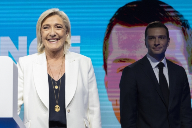 프랑스에서 1당 자리를 차지한 극우 정당 국민연합(RN)의 마린 르펜 의원이 파리에서 미소를 짓고 있다. EPA연합뉴스