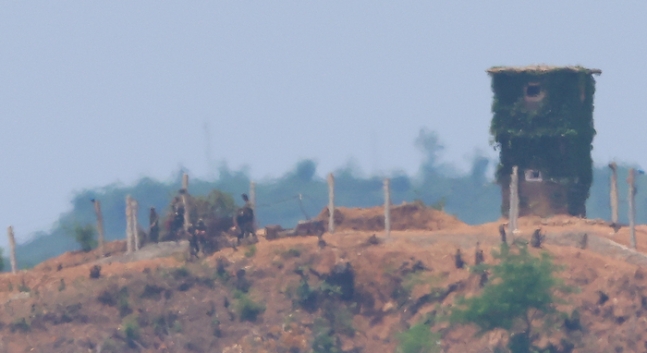 정부가 대북 확성기 방송 재개를 결정한 9일 경기도 파주 접경지역에서 바라본 북한군 초소에서 북한군 병사들이 작업을 하고 있다. 연합뉴스