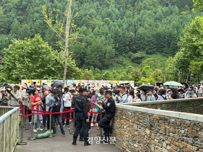 12일 오후 중국 쓰촨 청두 워룽 중화 자이언트 판다원 선수핑 기지에서 이날 처음 공개된 푸바오를 보기 위해 사람들이 줄을 서서 기다리고 있다./청두|박은하 베이징특파원