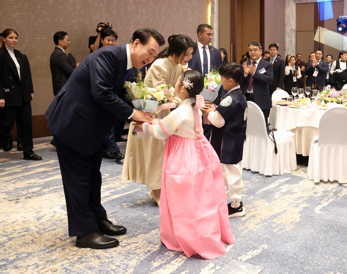 윤 <b>대통령</b> “<b>우즈벡</b> 청년들 한국 많이 오시라···적극 지원”
