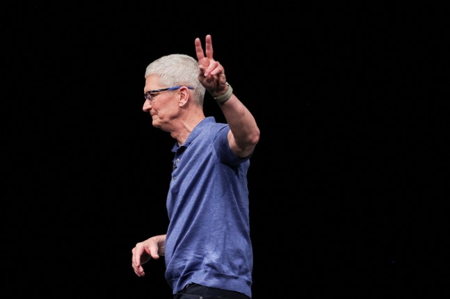 Apple CEO Tim Cook raises his hand and makes a 'V' gesture at the WWDC event held at Apple Park in Cupertino, California on the 10th local time. Reuters