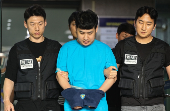 지난해 7월28일 ‘신림동 흉기난동 사건’의 피의자 조선이 서울 관악경찰서에서 검찰로 송치되고 있다. 연합뉴스