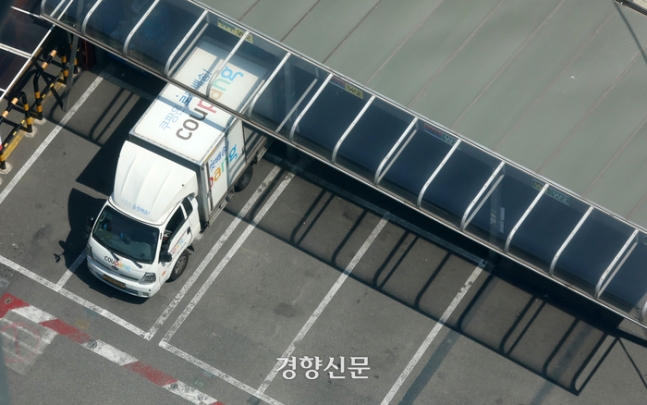 지난 13일 서울 시내 한 쿠팡 물류센터에 배송트럭이 주차돼 있다.  권도현 기자