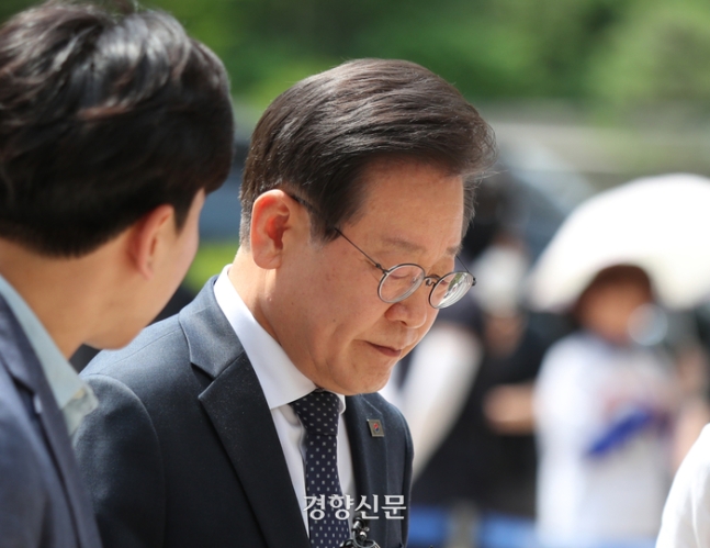 공직선거법 위반 혐의를 받는 이재명 더불어민주당 대표가 14일 서울중앙지법에서 열린 재판에 출석하고 있다. 강윤중 기자