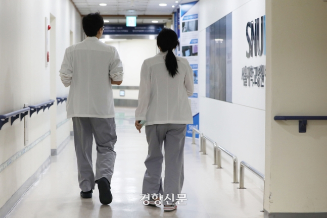 서울의 한 대학 병원에서 의료진이 발걸음을 옮기고 있다. 한수빈 기자