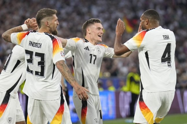 독일의 플로리안 비르츠(가운데)가 15일 독일 뮌헨의 푸스발 아레나에서 열린 유로 2024 조별리그 A조 1차전에서 전반 10분 선제골을 넣은 뒤 동료들과 기뻐하고 있다.    뮌헨 | AP연합뉴스