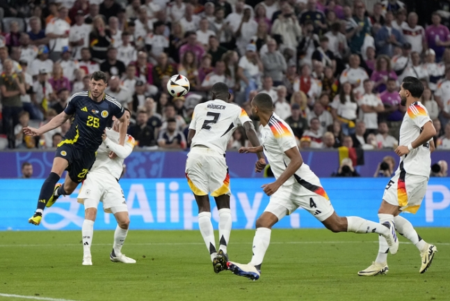 독일의 안토니오 뤼디거가 15일 독일 뮌헨의 푸스발 아레나에서 열린 스코틀랜드와의 유로 2024 조별리그 A조 1차전에서 후반 42분 자책골을 넣고 있다.  뮌헨 | AP연합뉴스