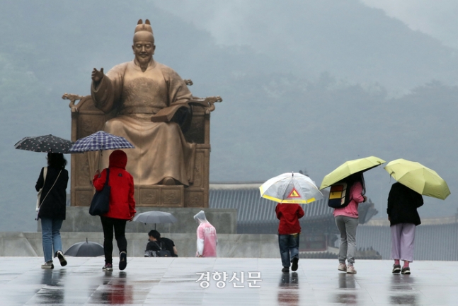 서울 광화문광장을 찾은 시민들이 우산을 쓰고 걸어가고 있다. 서성일 선임기자