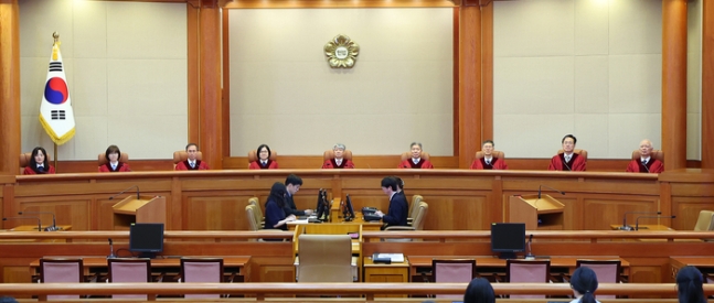 헌법재판관들이 지난 5월 30일 오후 서울 종로구 헌법재판소 대심판정에 입장해 자리에 앉아 있다. 연합뉴스