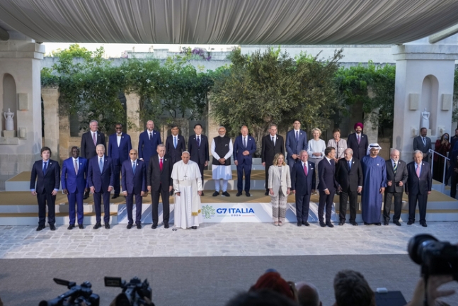 주요 7개국(G7) 정상회의가 열리는 이탈리아 풀리아주에서 각국 정상들이 14일(현지시간) 기념 촬영에 응하고 있다. AP연합뉴스
