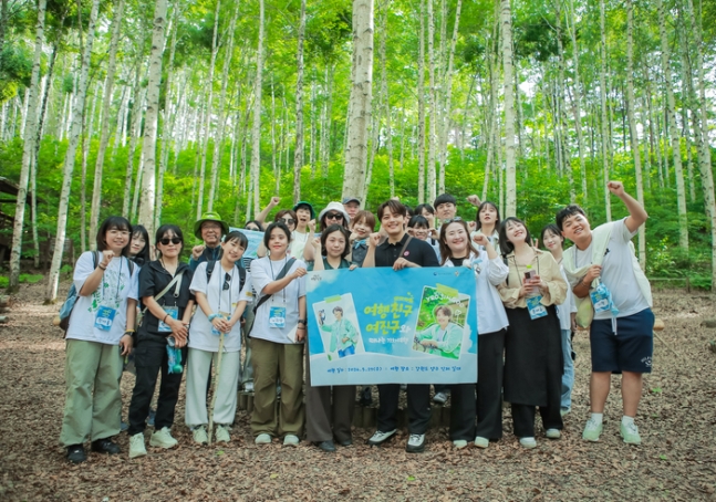 인제군 원대리 자작나무 숲에서 이벤트 참가자들과 함께 배우 여진구씨가 포즈를 취하고 있다. 한국관광공사 제공