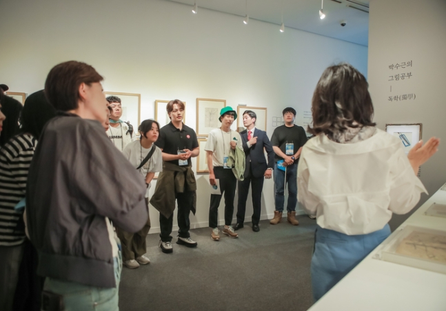 박수근 미술관에서 배우 여진구와 참가자들이 도슨트의 설명을 듣고 있다. 한국관광공사 제공