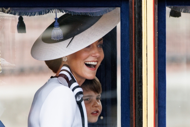 케이트 미들턴 왕세자빈이 15일(현지시간) 찰스 3세 영국 국왕의 공식 생일 행사인 군기 분열식에 참석해 마차를 타고 행진하고 있다. 로이터연합뉴스