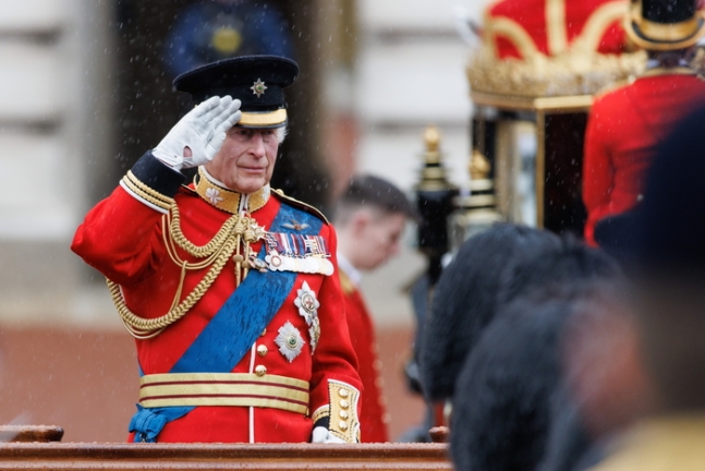 찰스 3세 영국 국왕이 15일(현지시간) 공식 생일 행사에서 근위대를 사열하고 있다. EPA연합뉴스