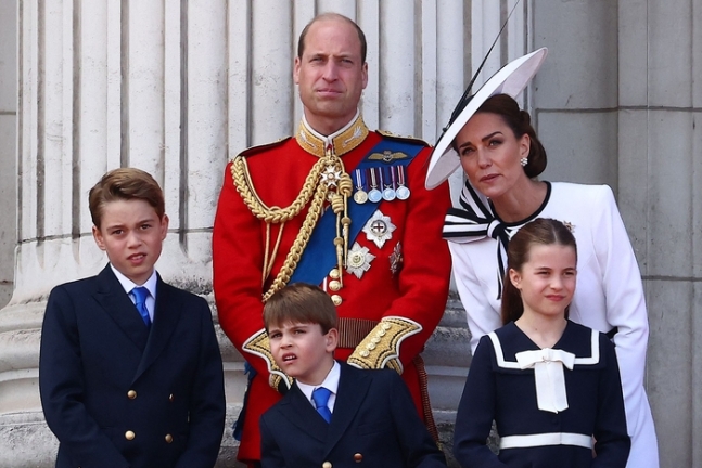 15일(현지시간) 영국 런던에서 열린 찰스 3세 국왕 생일 행사에 참석한 케이트 미들턴 왕세자빈이 윌리엄 왕자와 세 명의 자녀들과 함께 버킹엄 궁전 발코니에 서 있다. AFP연합뉴스