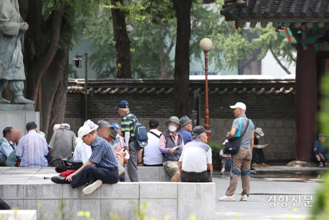 지난해 7월 서울 종로구 탑골공원 인근에서 시민들이 더위를 피해 쉬고 있다. 한수빈 기자
