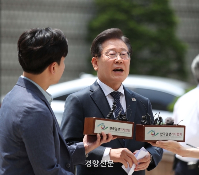 ‘대북송금’ 혐의로 기소된 이재명 더불어민주당 대표가 자난 14일 서울중앙지법으로 들어서며 입장을 밝히고 있다. 강윤중 기자