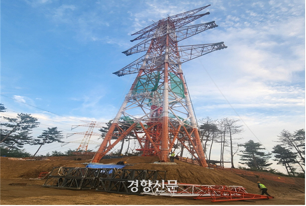 한국전력 동해안-신가평 송전선로 철탑 설치 작업. 경향신문 자료사진