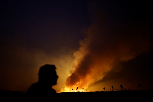 불타는 동물 쉼터 남미 브라질 마투그로수두술주에 있는 세계 최대 열대습지인 판타나우에서 지난 12일(현지시간) 화재로 인한 연기가 밤하늘로 치솟고 있다. 로이터연합뉴스