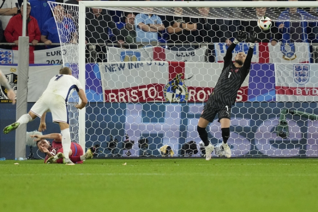 잉글랜드 해리 케인의 헤딩슛이 세르비아 골키퍼 프레드라그 라이코비치의 손을 맞고 골대를 향하고 있다.     겔젠키르헨 | AP연합뉴스