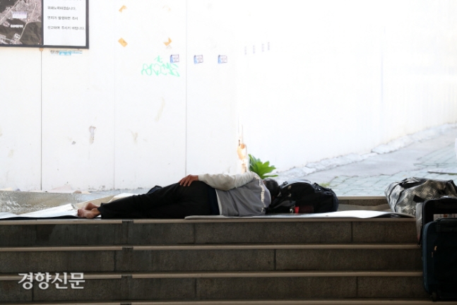 여기, 사람이 있습니다 한 노숙인이 무더위가 기승을 부린 16일 서울역 앞 지하보도 입구에서 낮잠을 자고 있다. 정지윤 선임기자 color@kyunghyang.com