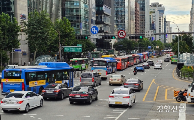 지난해 9월 아침 출근시간 때 서울 강남역 일대 버스중앙차로 모습. 이준헌 기자
