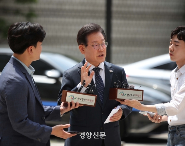 ‘대북송금’ 혐의로 기소된 이재명 더불어민주당 대표가 지난 14일 서울중앙지법으로 들어서며 입장을 밝히고 있다. 강윤중 기자
